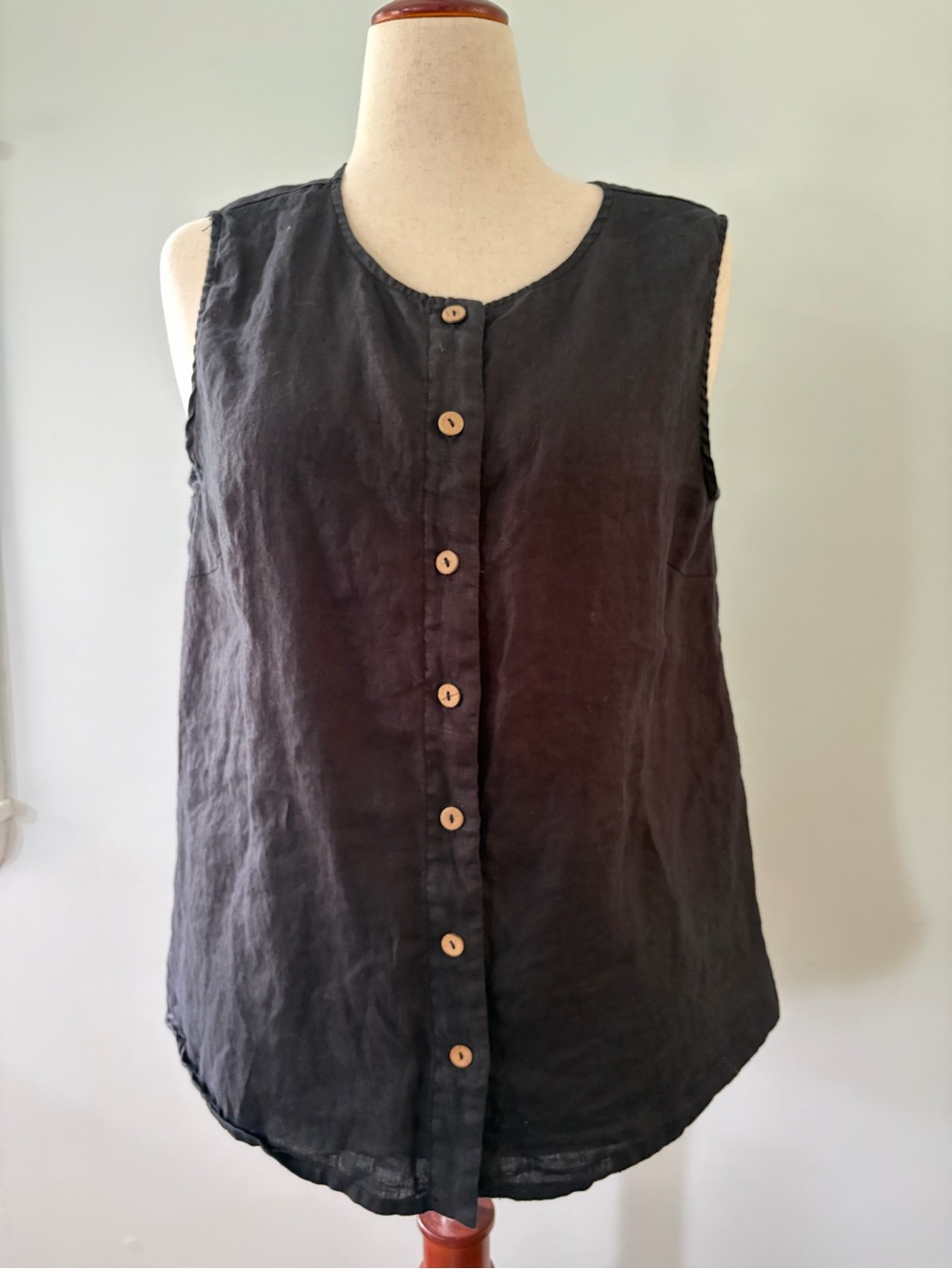 Lintico Linen Button Front Sleeveless Tank Top - Picture 2 of 14
